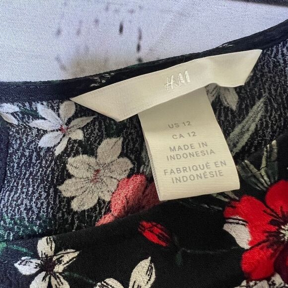 H&M Navy Floral Long Sleeve Blouse Red White Flowers Romantic Top US 12 - Picture 5 of 5